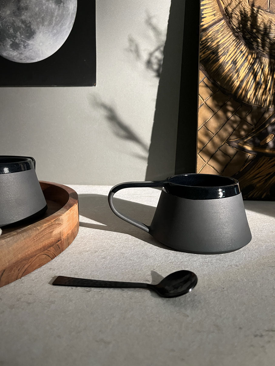 Taza en ángulo de ónix