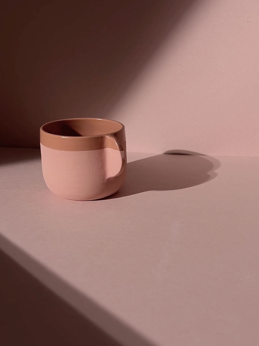 Taza de espresso fruncida