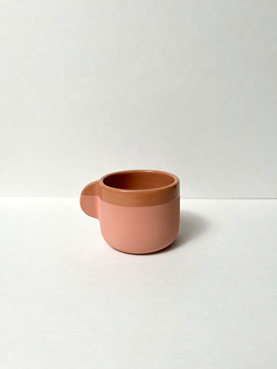 Taza de espresso fruncida