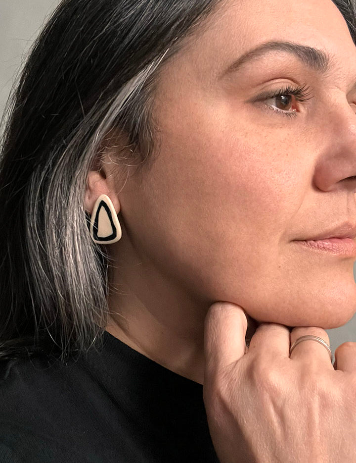 Tinta_Earring_FlechaSmallInverted_1.jpg